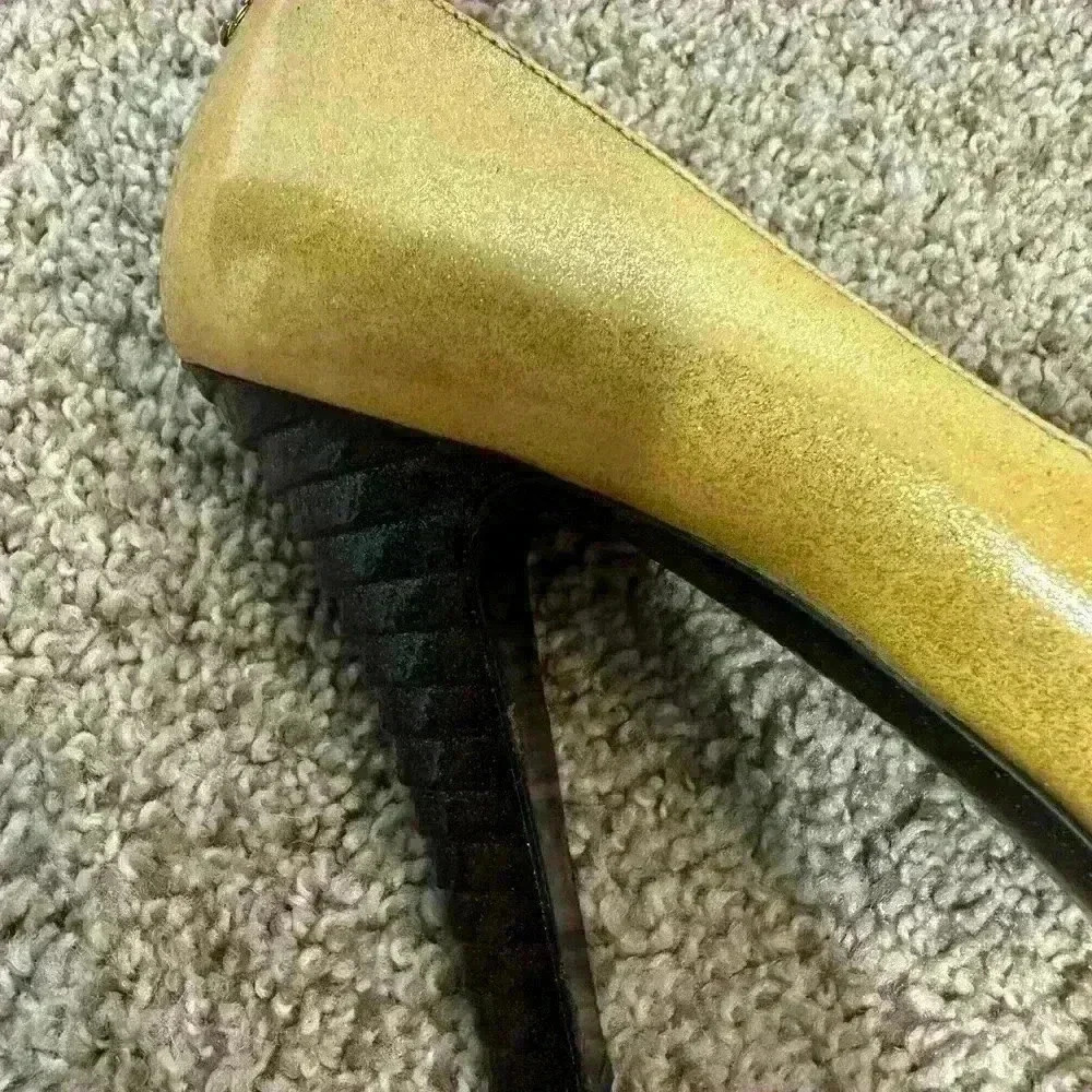 CHANEL Two-Tone Yellow and Black Heels - Picture 15 of 15